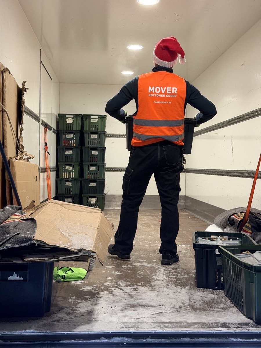 Mover.fi mover inside the truck with moving crates